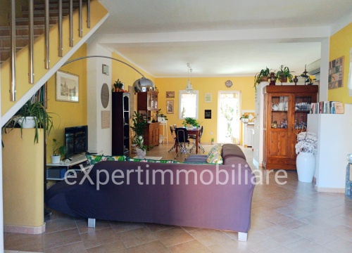 0 , 0 ,5 BathroomsBathrooms,Porzione di bifamiliare,In vendita,0,1051